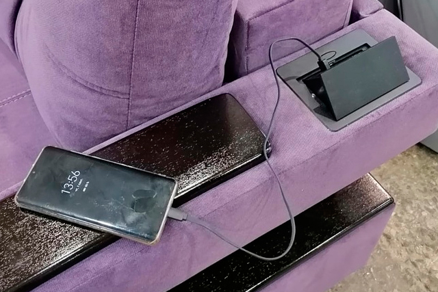 Розетки в подлокотниках дивана