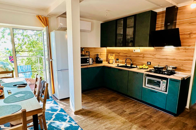 Угловая кухня в загородном доме, деревня Васкелово