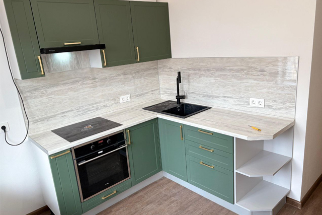 Кухня с фасадами Квадро в цвете Оливкого зелёный, ЖК Море — фото