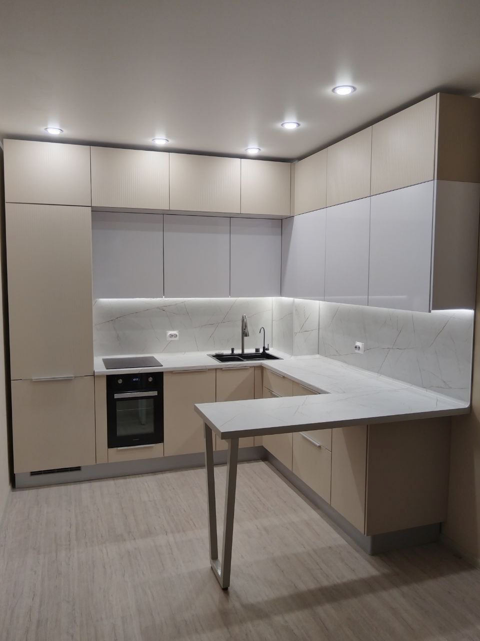 Фото трёхярусной кухни ЖК Аэросити 4