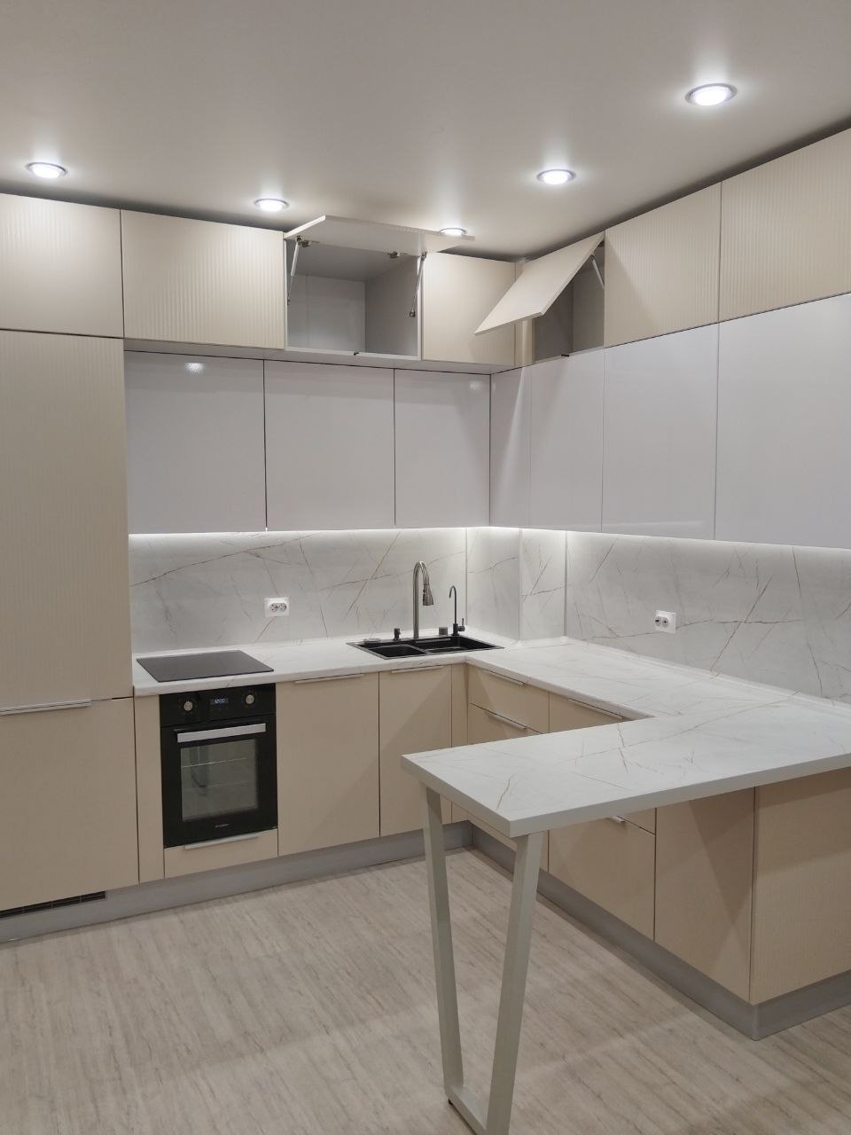 Фото трёхярусной кухни с барной стойкой ЖК Аэросити 4