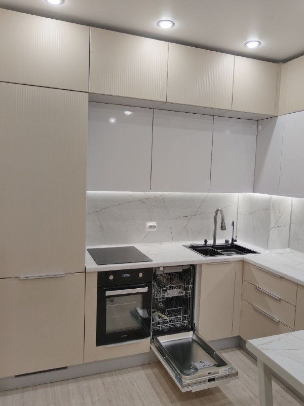 Фото трёхярусной кухни без ручек ЖК Аэросити 4, встроенная ПММ на 450 мм