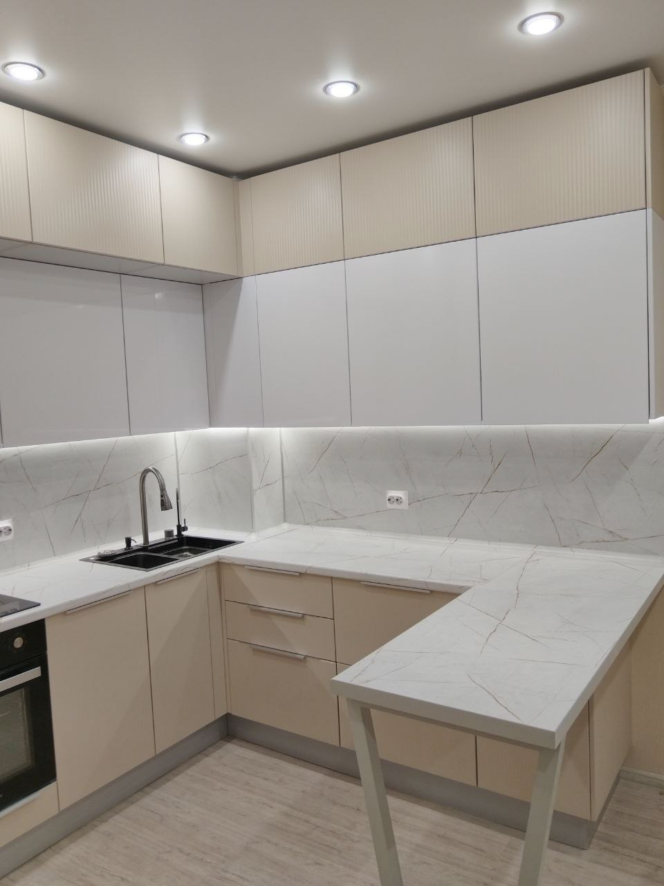 Фото трёхярусной кухни ЖК Аэросити 4 с угловой мойкой