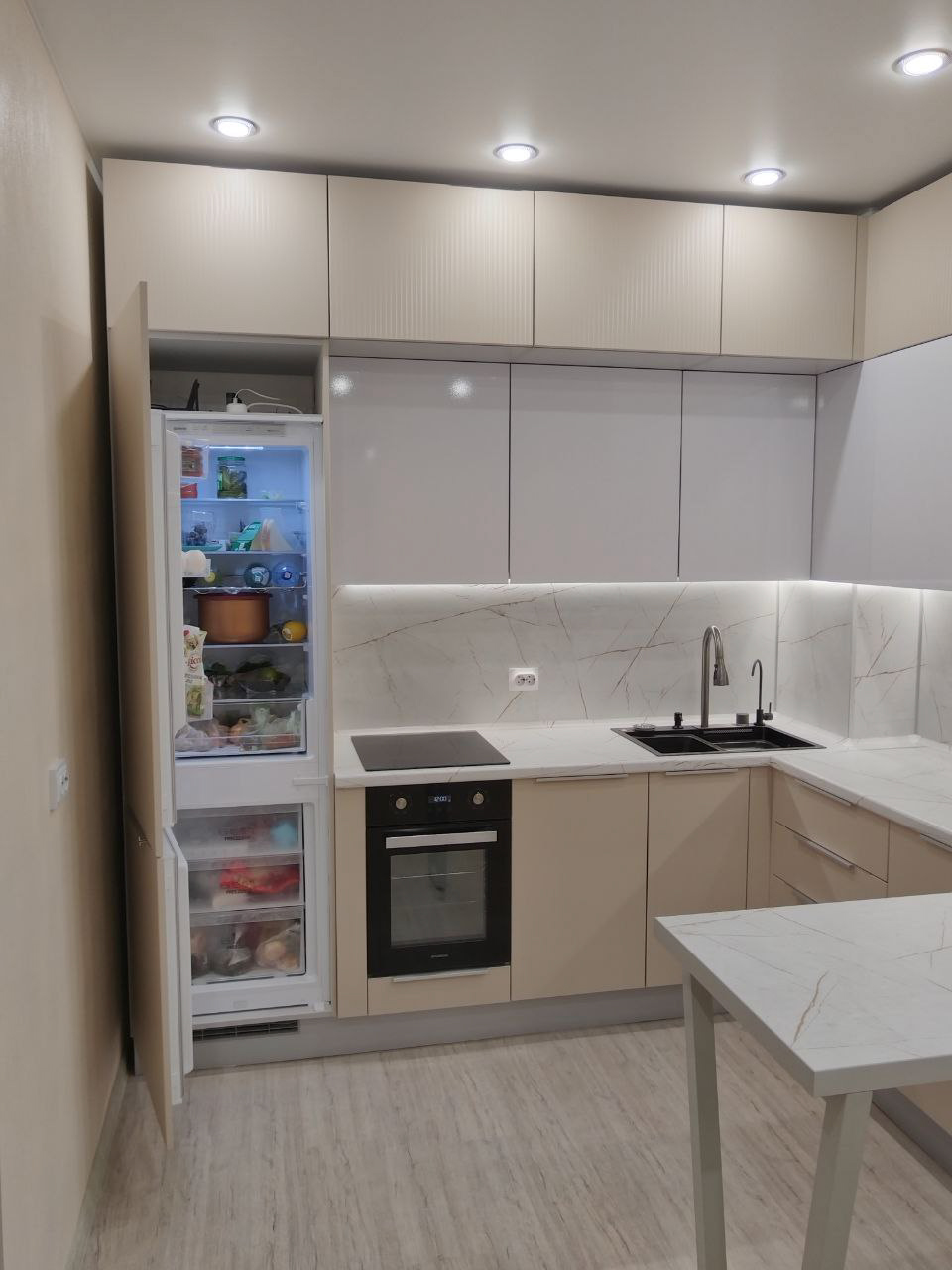 Фото трёхярусной кухни ЖК Аэросити 4 - встроенный холодильник