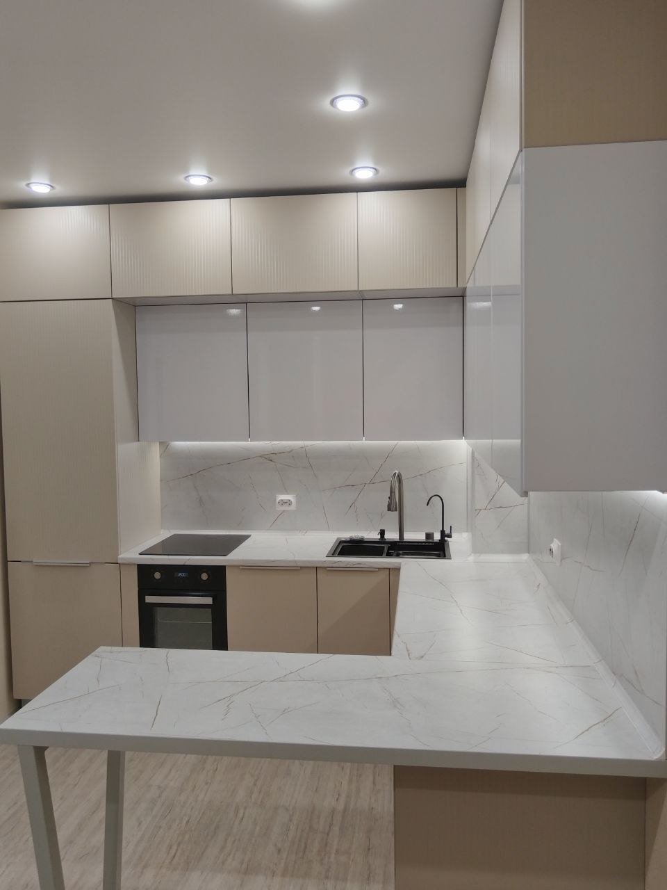 Фото трёхярусной кухни ЖК Аэросити 4 с духовкой 450 мм