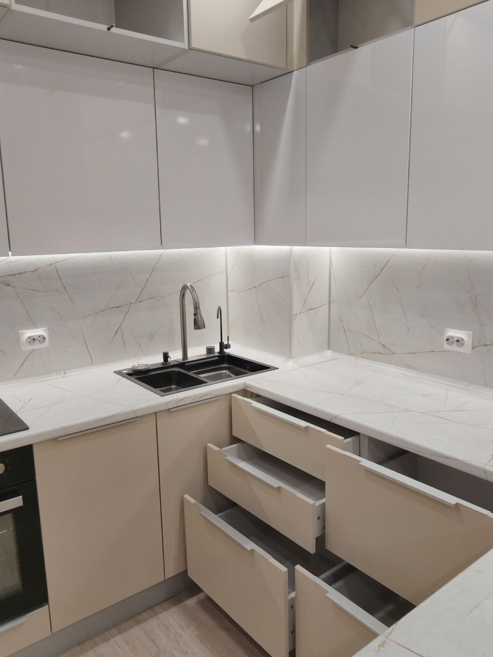 Фото трёхярусной кухни ЖК Аэросити 4 - ящики на скрытых направляющих