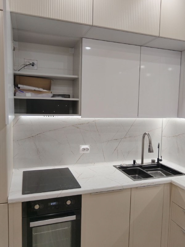 Фото трёхярусной кухни ЖК Аэросити 4 - врезная вытяжка Konigin Level Up Full Black 45