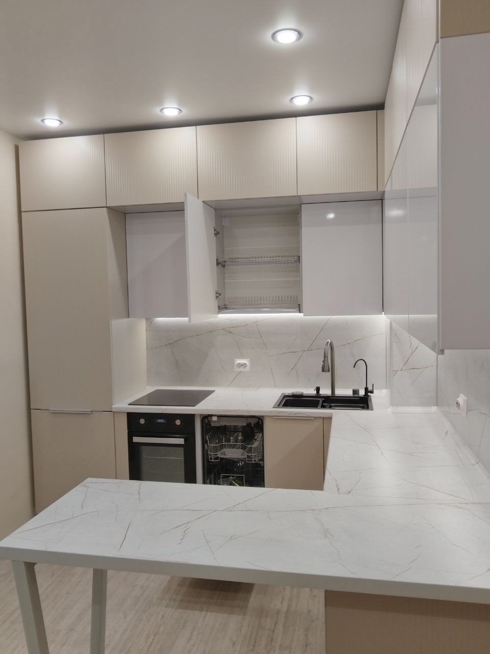 Фото трёхярусной кухни ЖК Аэросити 4 - посудосушитель