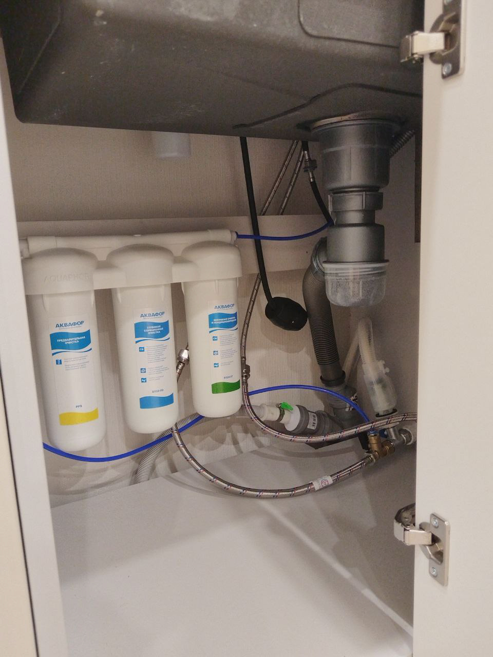 Фото трёхярусной кухни ЖК Аэросити 4 - фильтр Аквафор