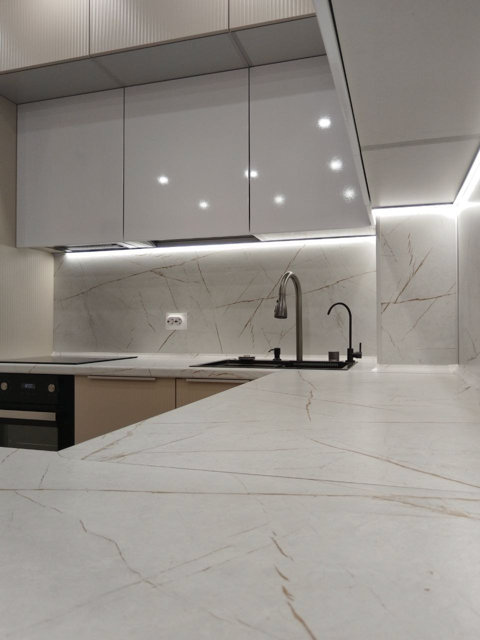 Фото трёхярусной кухни ЖК Аэросити 4 - столешница Белый Каспий, Скиф