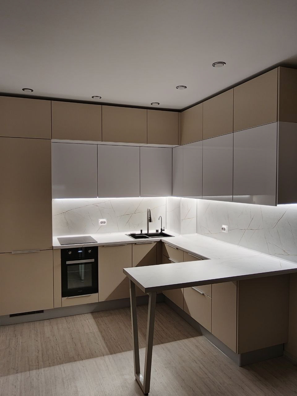 Фото трёхярусной кухни ЖК Аэросити 4 - подсветка рабочей зоны