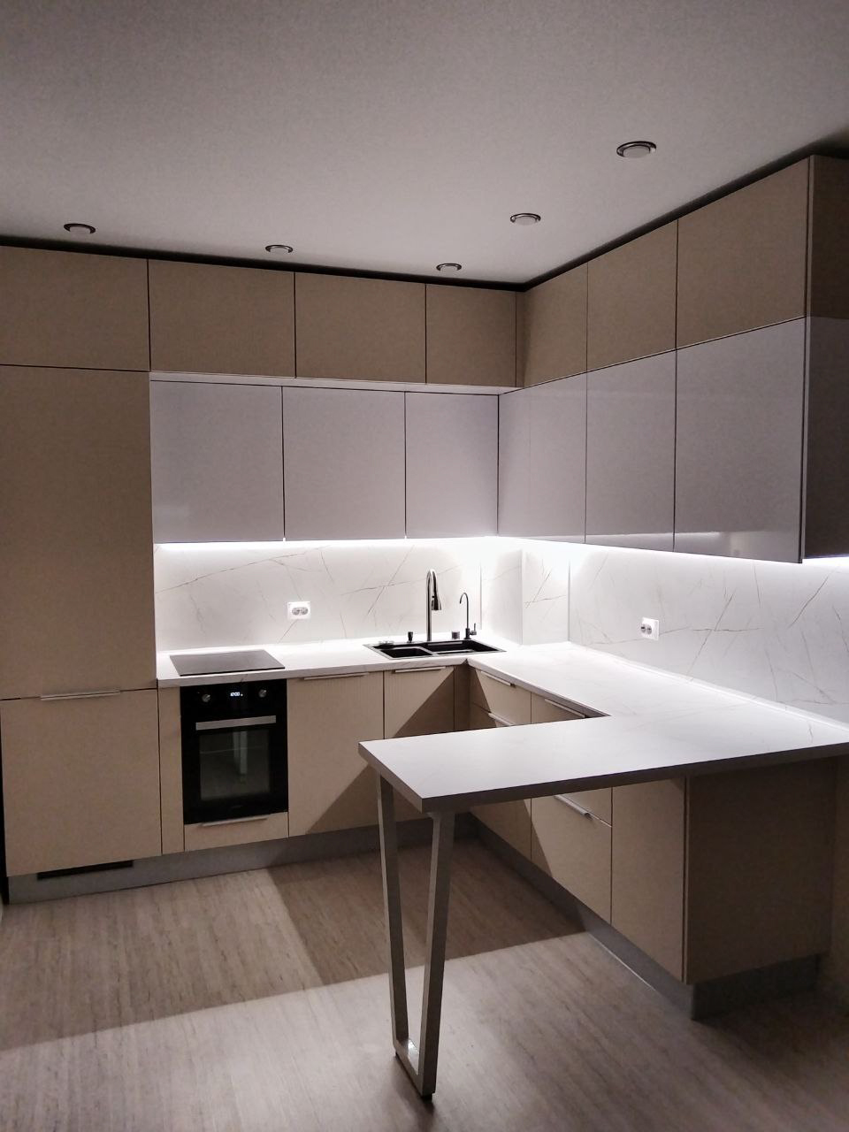 Фото трёхярусной кухни ЖК Аэросити 4 - Барная стойка с опорой