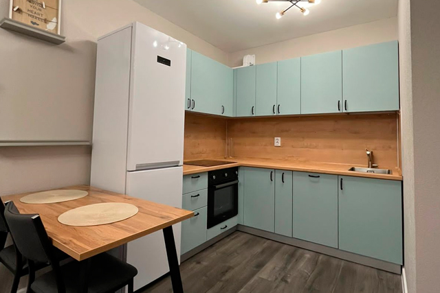 Угловая кухня в нежно голубом цвете в ЖК Новые Горизонты, Бугры