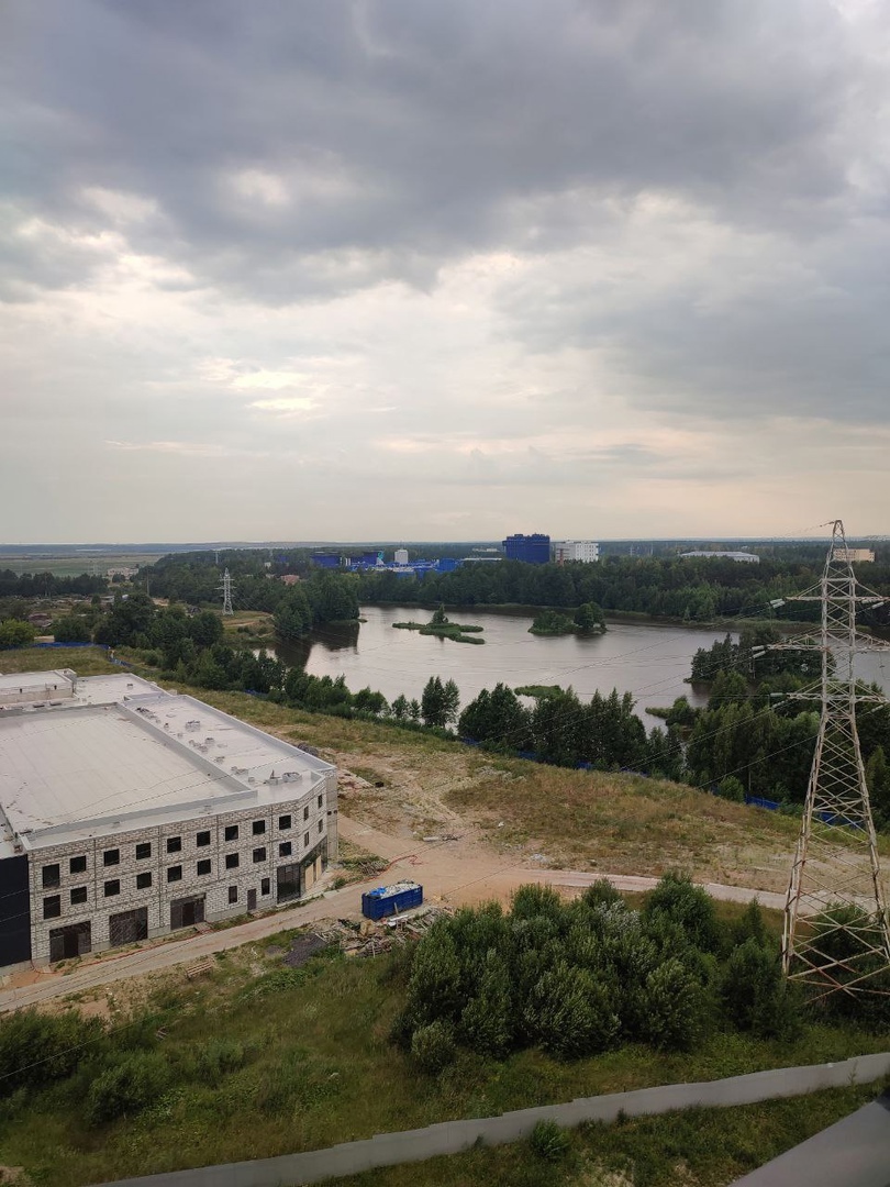 Вид с 13-го этажа в ЖК Шуваловский на озёра