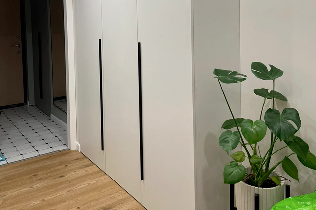 Белый шкаф по индивидуальным размерам в ЖК Форест Аквилон