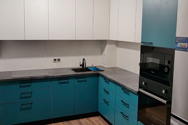 Угловая кухня в ЖК Морская Миля в комбинации белого и тёмно бирюзового цветов