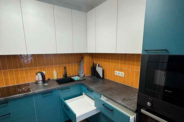 Угловая кухня в цвете бирюза и белый, ЖК Морская Миля