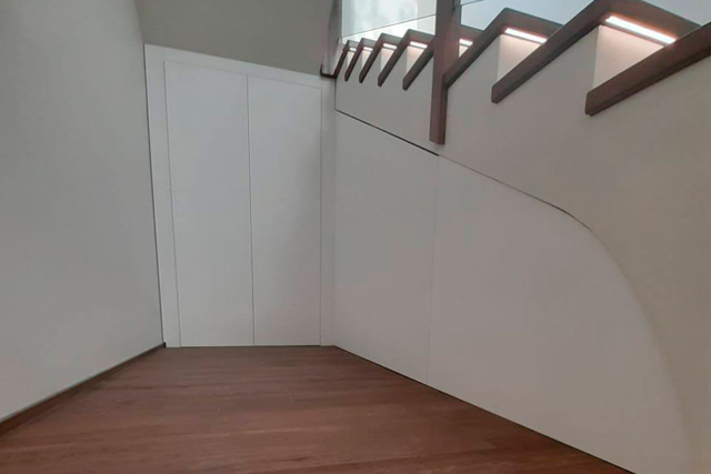 Организация подлестничного пространства в загородном доме в коттеджном посёлке Балтийская слобода 2