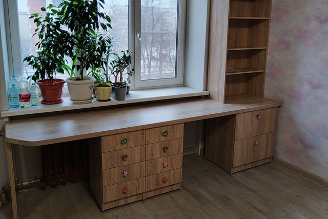 Детские шкафы вокруг окна со столом на Народной