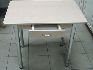 Фото Стол Прямоугольный с ящиком (ЛДСП). Ноги хром. Кухонные столы и обеденные группы.