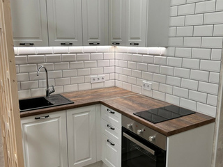 Фото Кухня Капри с белыми фасадами на Воронцовском бульваре, д. 21, корп. 3 в Мурино. Кухонные гарнитуры Капри.